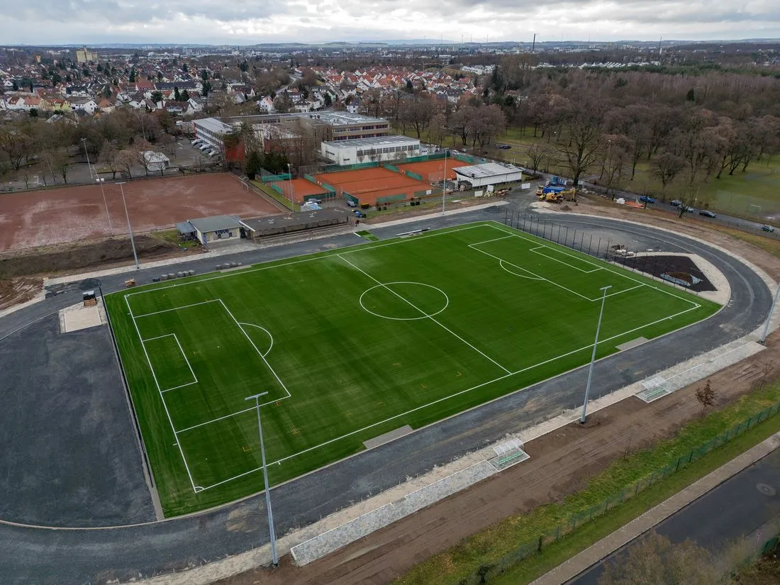 Hanau: Kunstrasenplatz der Sportanlage an der Lindenau freigegeben