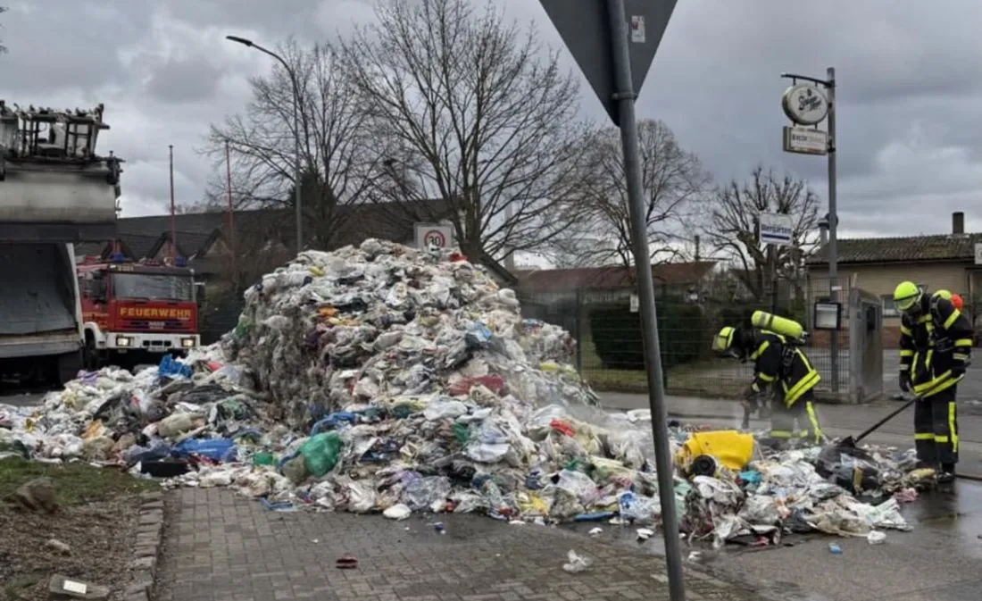 Hanau: Inhalt von Müllfahrzeug brennt in Großauheim