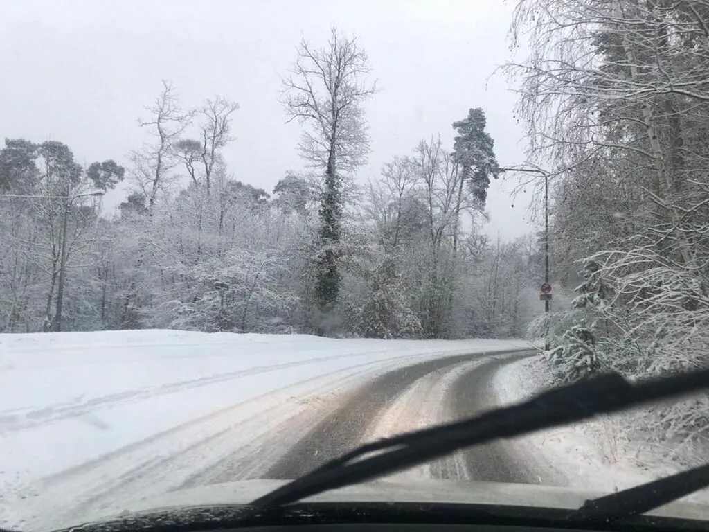 "Viel zu tun": Weitere schneebedingte Verkehrsunfälle und Behinderungen